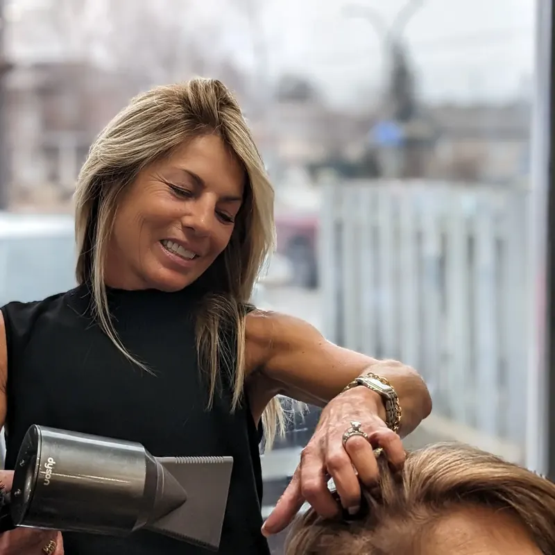 Angie, maître styliste au Studio Délia